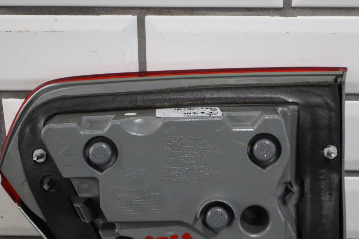 2014 Jeep Grand Cherokee WK2 - Left Inner Tail Light PN:
