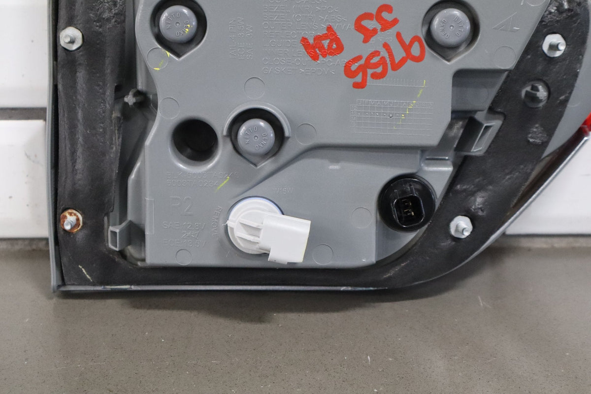 2014 Jeep Grand Cherokee WK2 - Right Inner Tail Light PN: