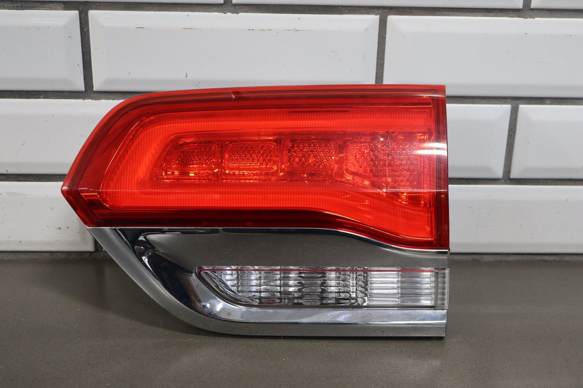 2014 Jeep Grand Cherokee WK2 - Right Inner Tail Light PN: