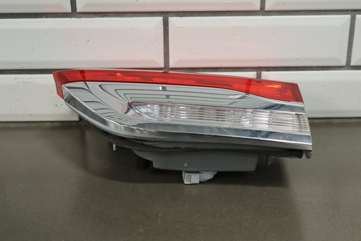 2014 Jeep Grand Cherokee WK2 - Right Inner Tail Light PN: