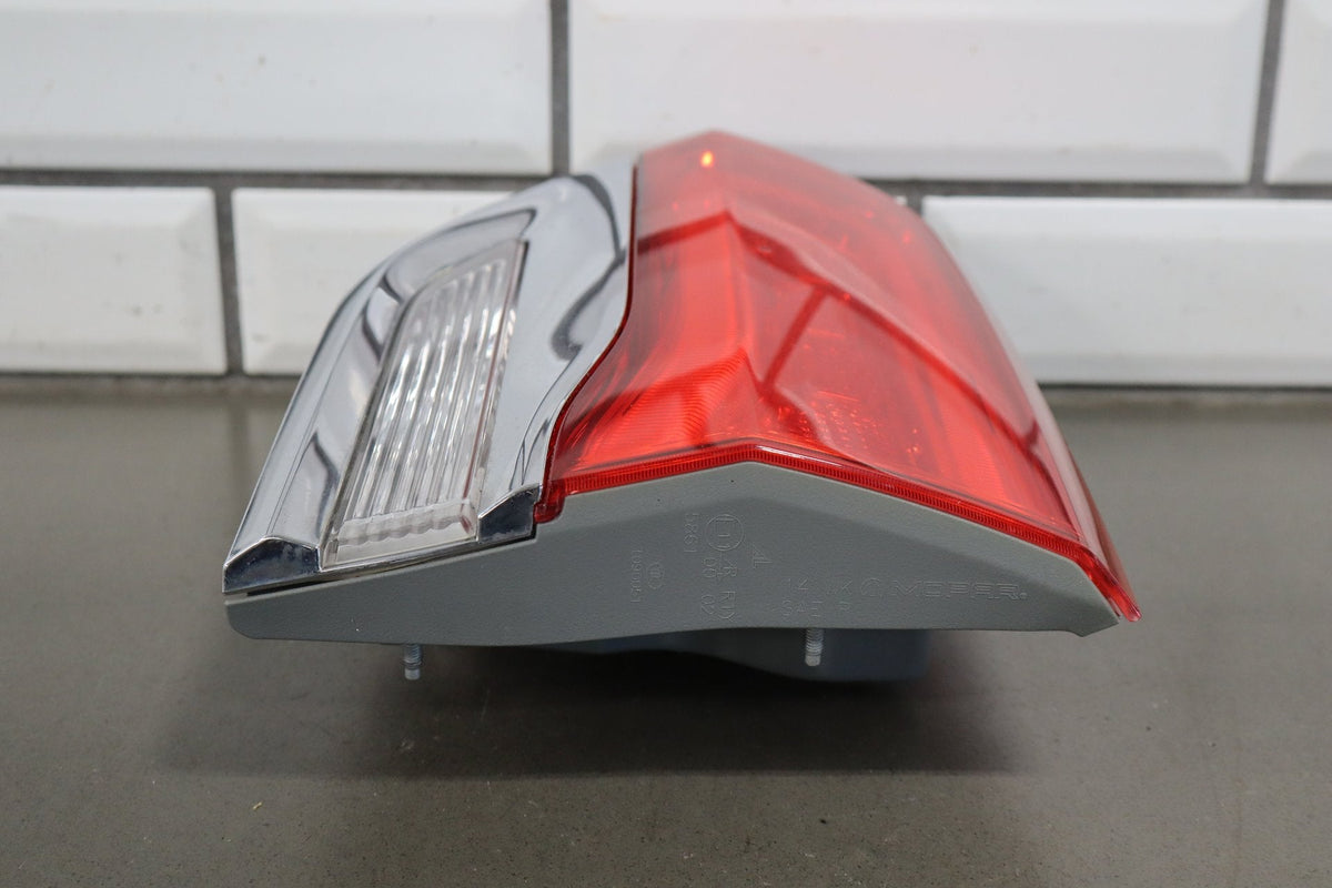 2014 Jeep Grand Cherokee WK2 - Right Inner Tail Light PN: