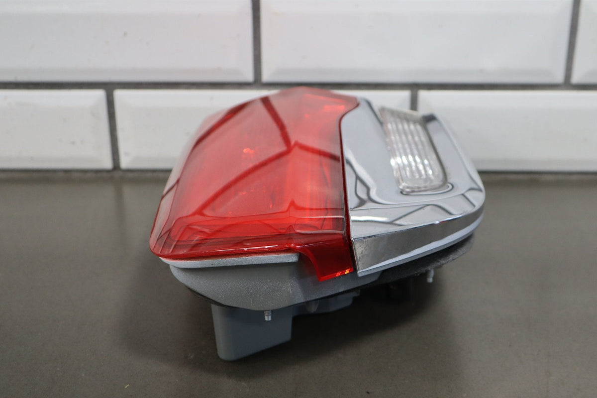 2014 Jeep Grand Cherokee WK2 - Right Inner Tail Light PN: