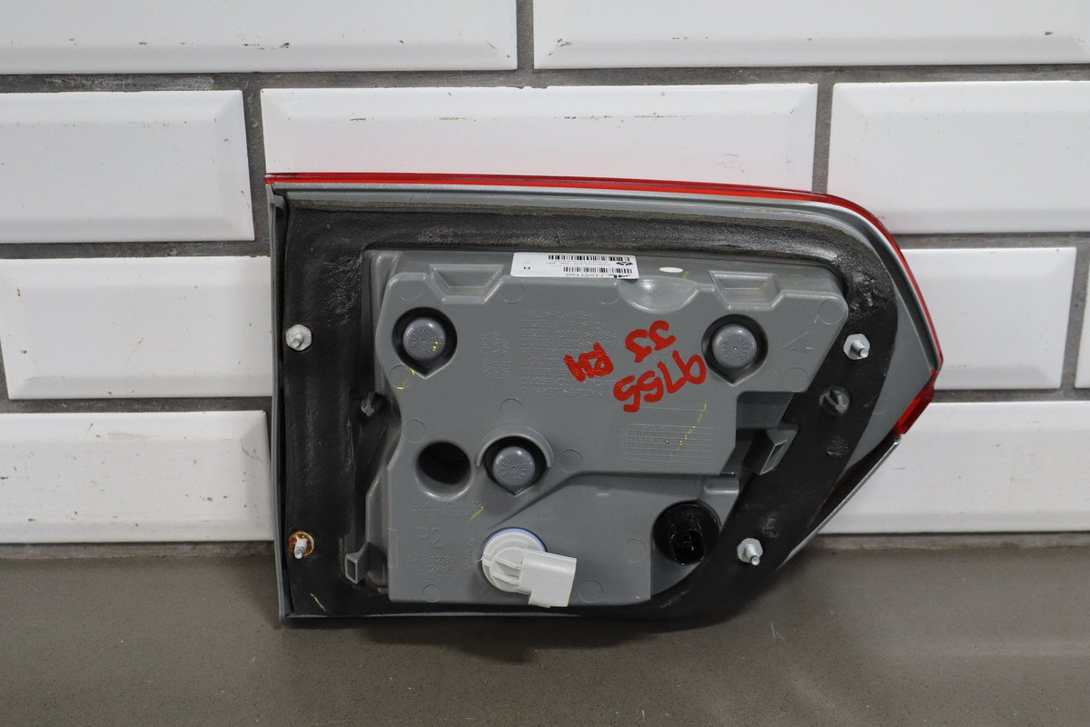 2014 Jeep Grand Cherokee WK2 - Right Inner Tail Light PN: