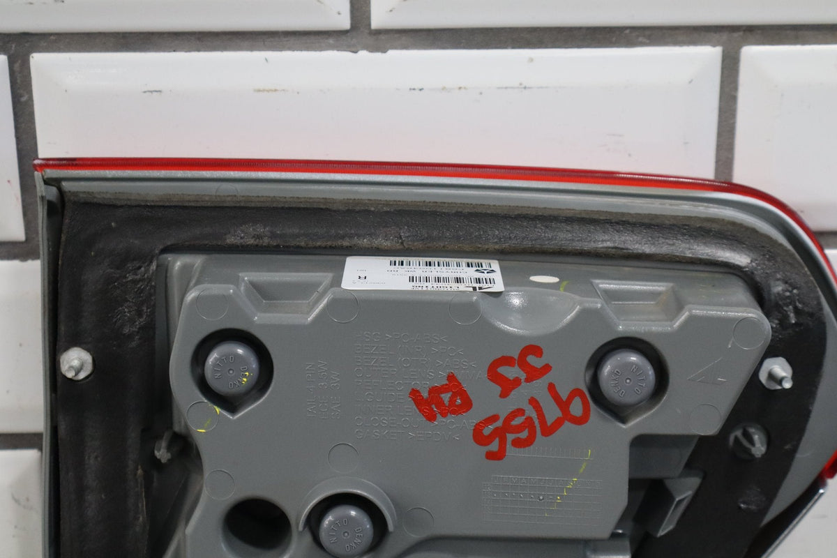 2014 Jeep Grand Cherokee WK2 - Right Inner Tail Light PN: