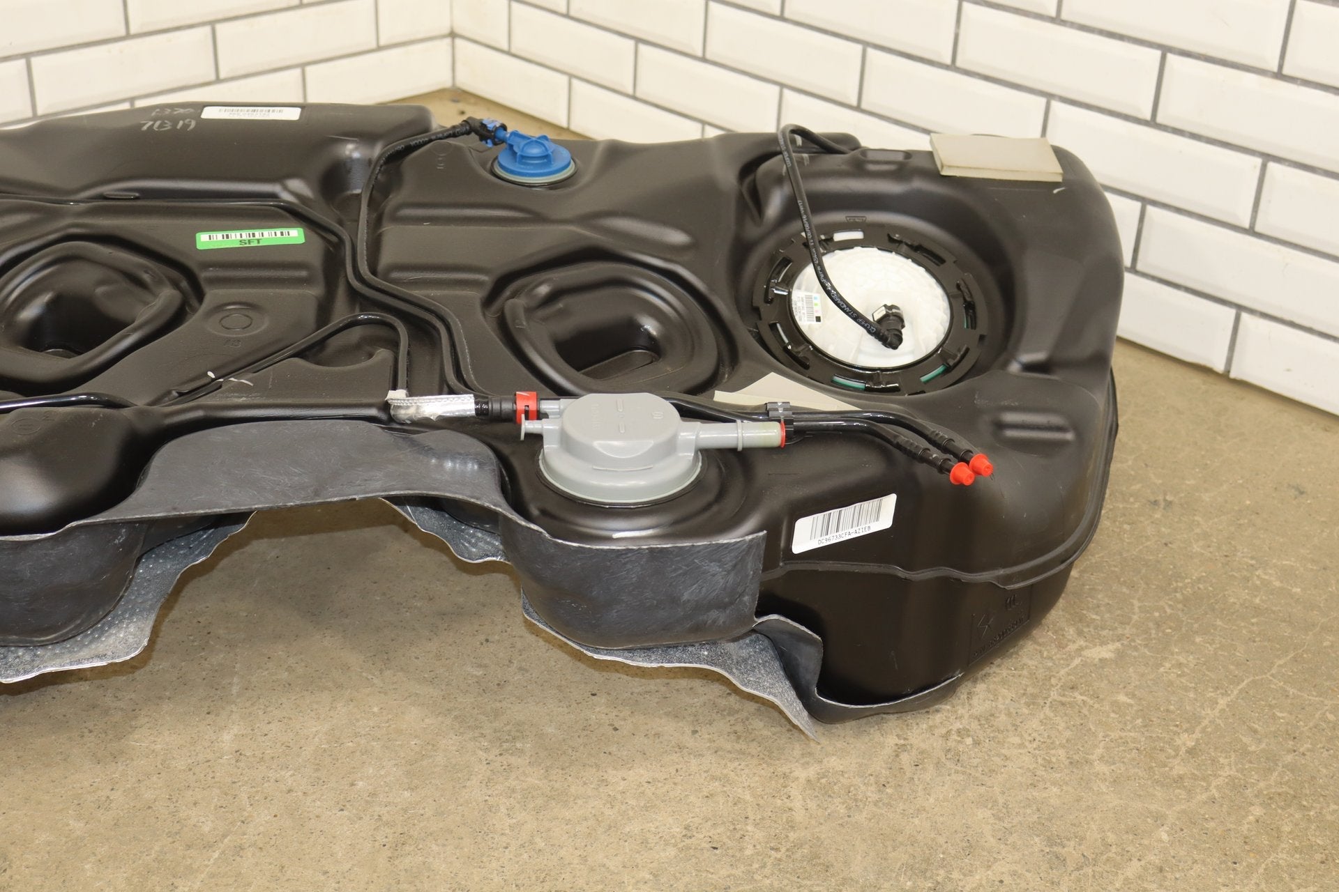 2015-2019 Dodge Challenger 6.4L 392 Fuel Tank with Pump Tested 43K