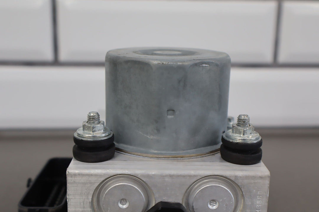 2016 - 2020 Tesla Model S ABS Anti - Lock Brake Pump & Module (1037797 - 00 - D) OEM