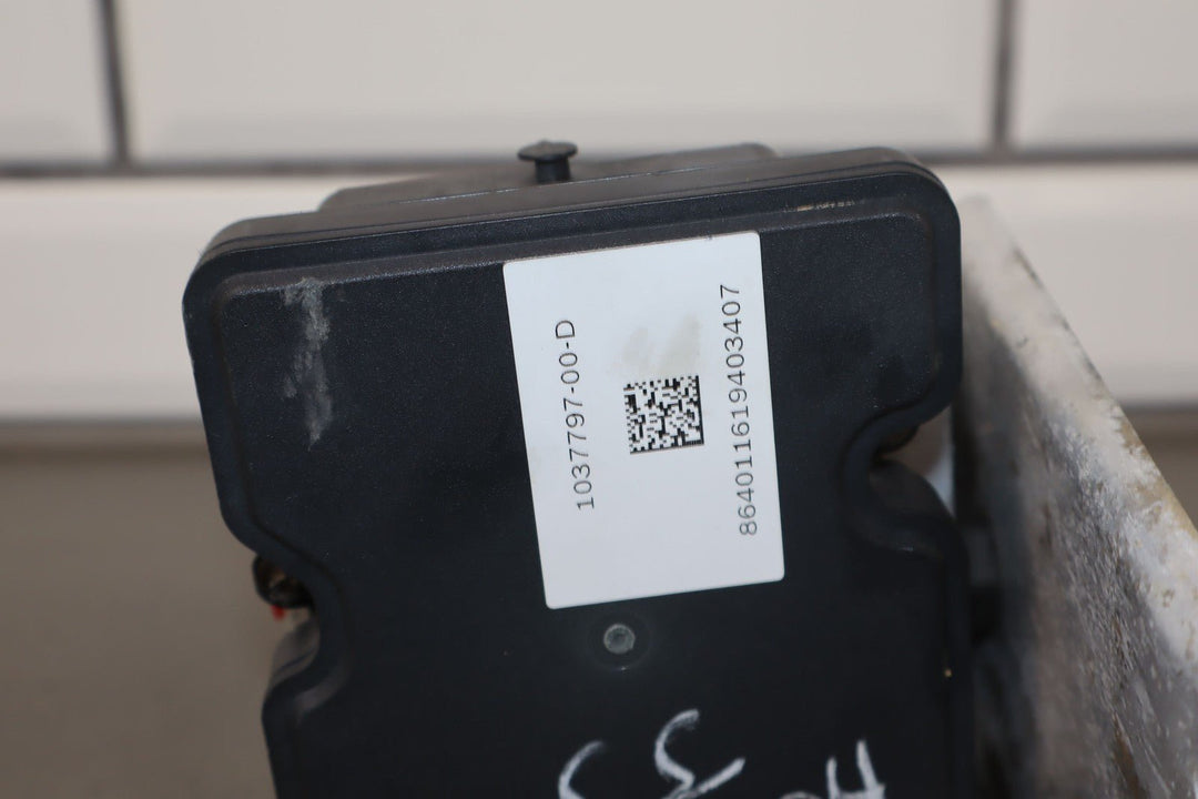 2016 Tesla Model X OEM ABS Pump / Module 1037797 - 00 - D