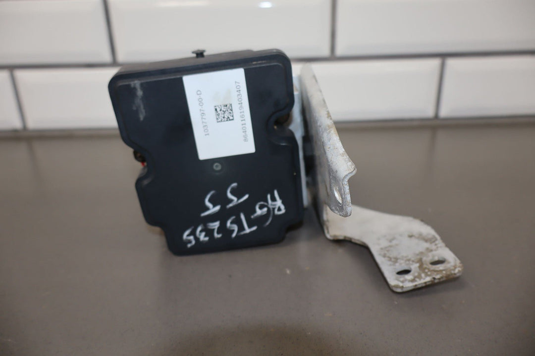 2016 Tesla Model X OEM ABS Pump / Module 1037797 - 00 - D