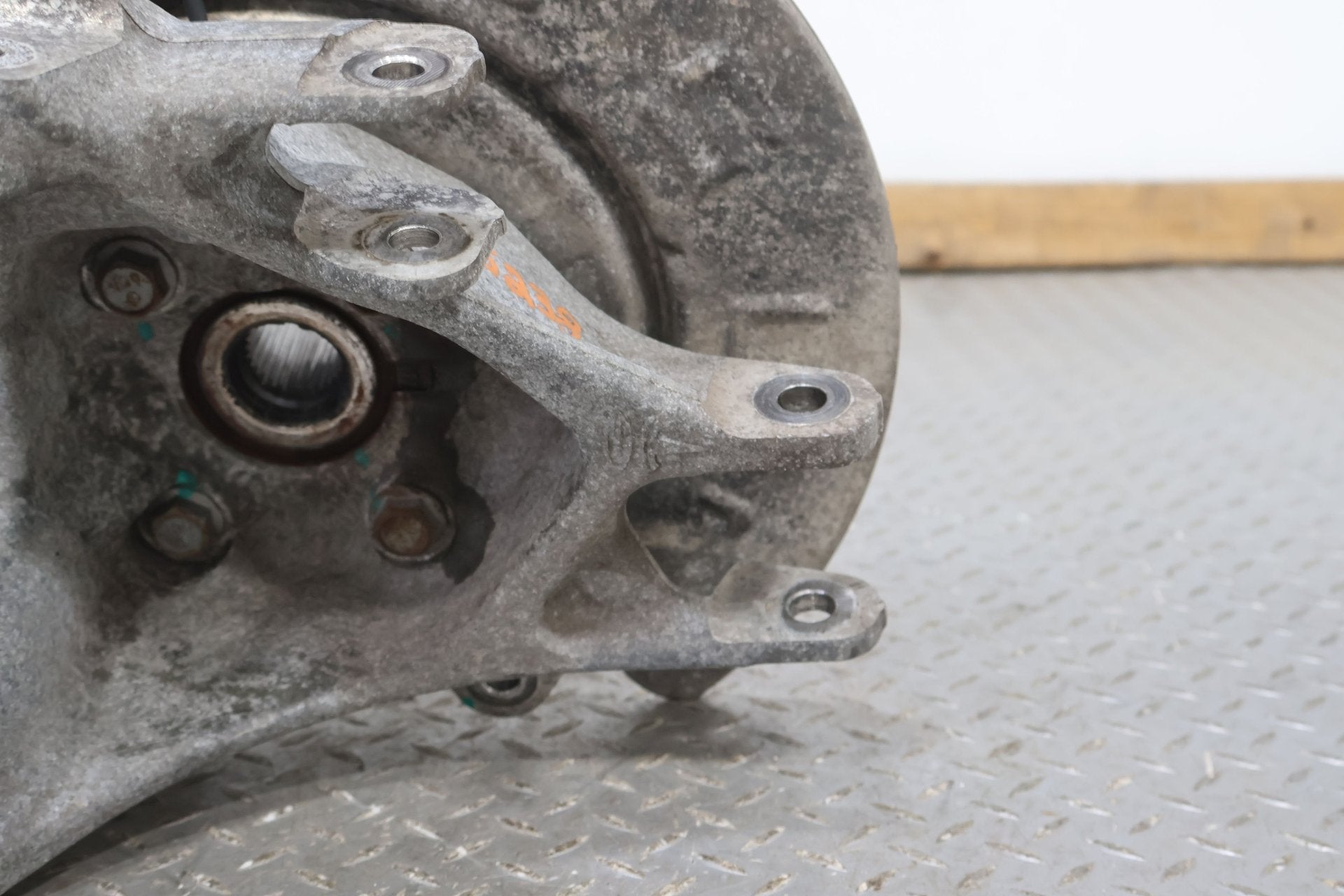 2016 Tesla X- REAR KNUCKLE/STUB AXLE
