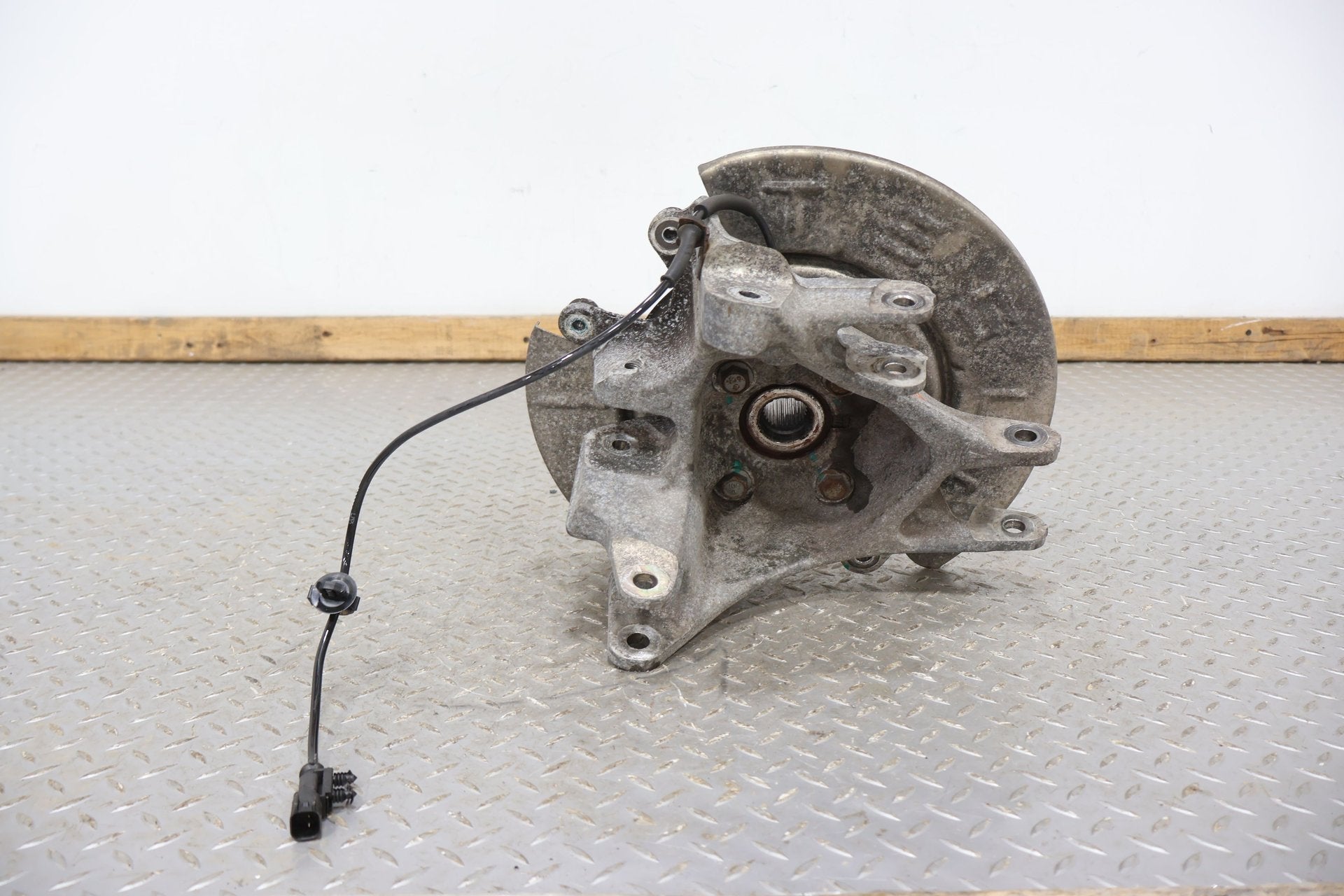 2016 Tesla X- REAR KNUCKLE/STUB AXLE