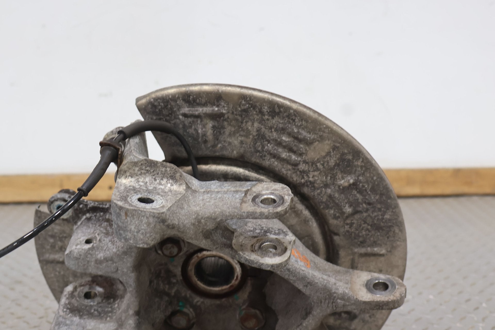 2016 Tesla X- REAR KNUCKLE/STUB AXLE