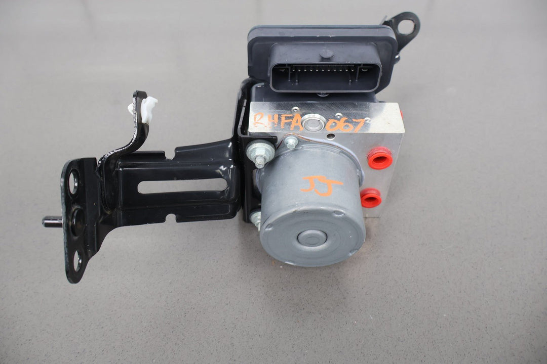 2017 Fiat 124 Spider ABS Anti - Lock Brake Pump & Module W/ Bracket