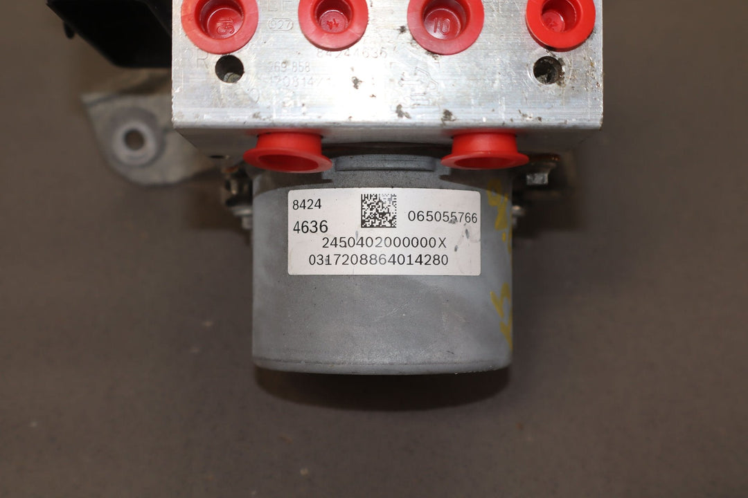 2018 Chevy Camaro SS Anti - Lock Brake Pump W/Module (Opt J77) & Bracket