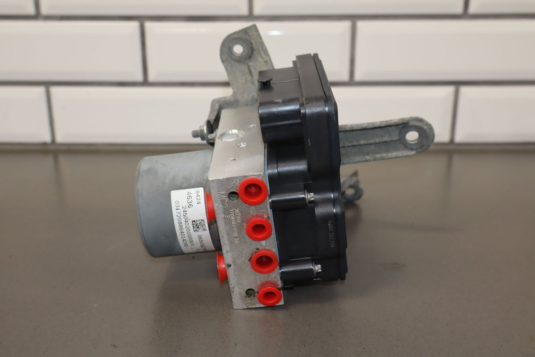2018 Chevy Camaro SS Anti - Lock Brake Pump W/Module (Opt J77) & Bracket