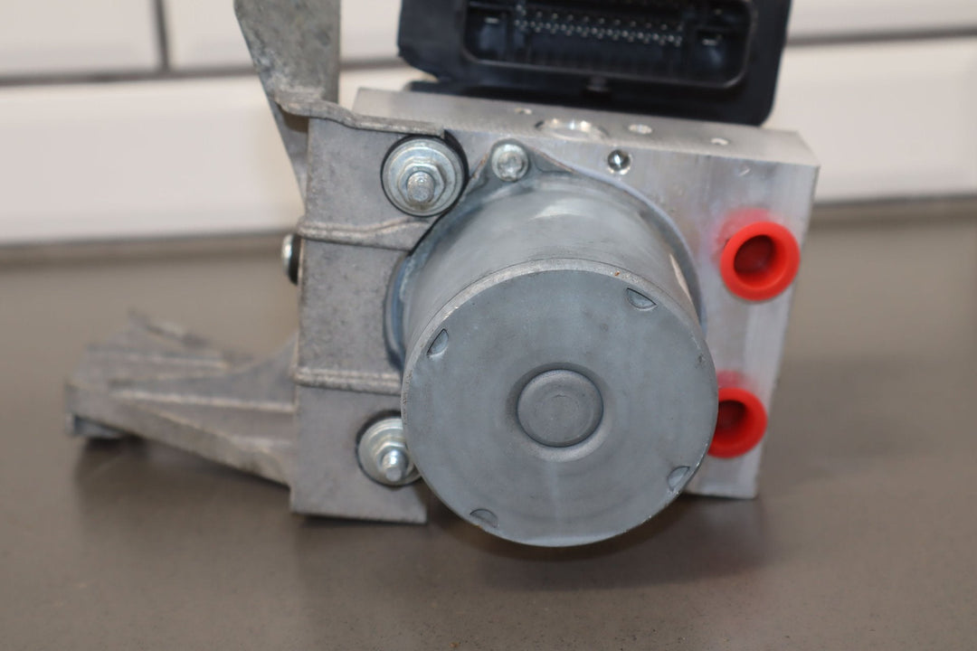 2018 Chevy Camaro SS Anti - Lock Brake Pump W/Module (Opt J77) & Bracket