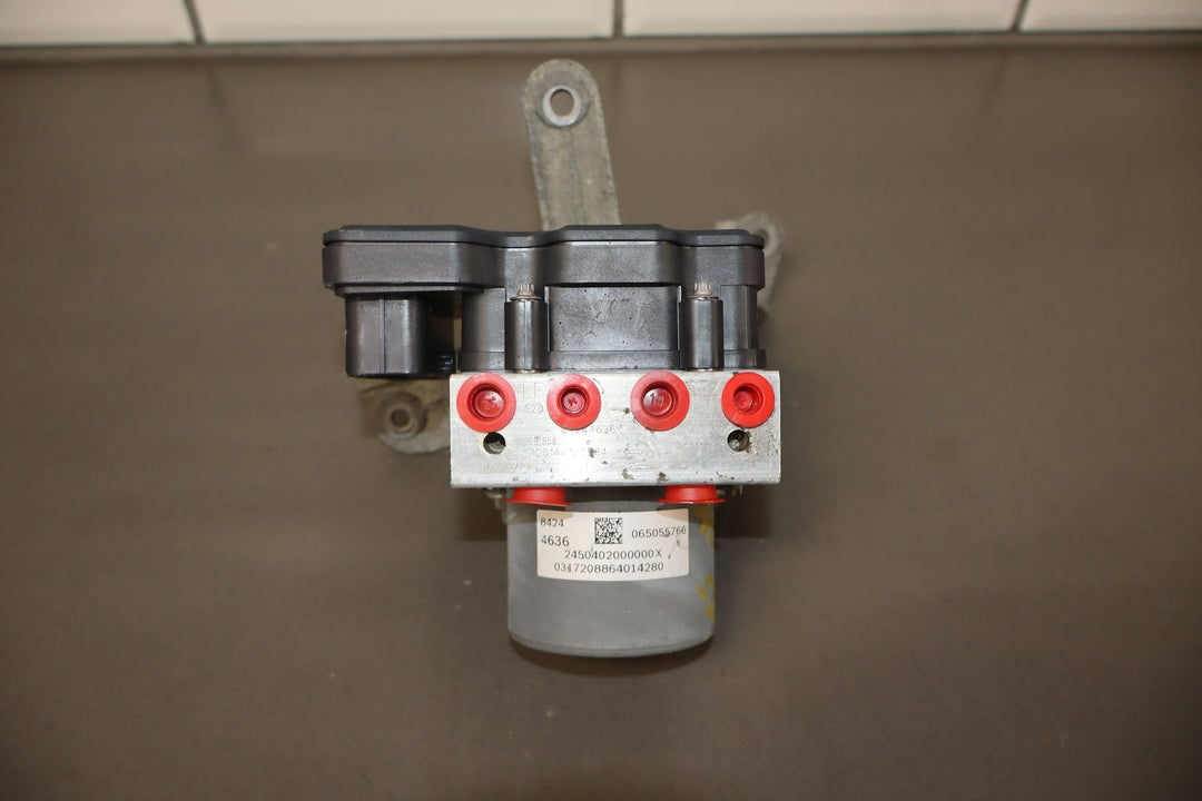 2018 Chevy Camaro SS Anti - Lock Brake Pump W/Module (Opt J77) & Bracket