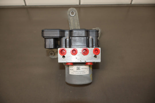 2018 Chevy Camaro SS Anti - Lock Brake Pump W/Module (Opt J77) & Bracket