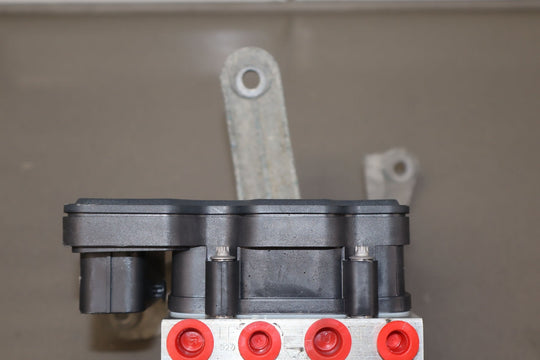 2018 Chevy Camaro SS Anti - Lock Brake Pump W/Module (Opt J77) & Bracket