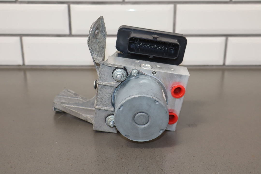 2018 Chevy Camaro SS Anti - Lock Brake Pump W/Module (Opt J77) & Bracket