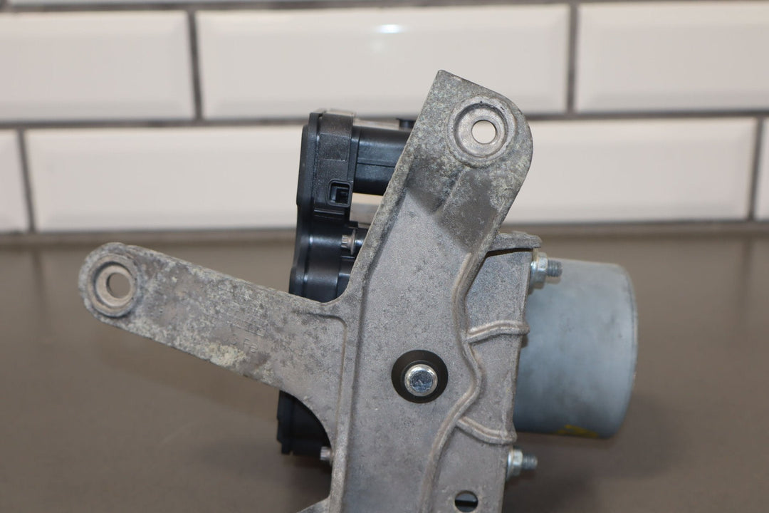 2018 Chevy Camaro SS Anti - Lock Brake Pump W/Module (Opt J77) & Bracket