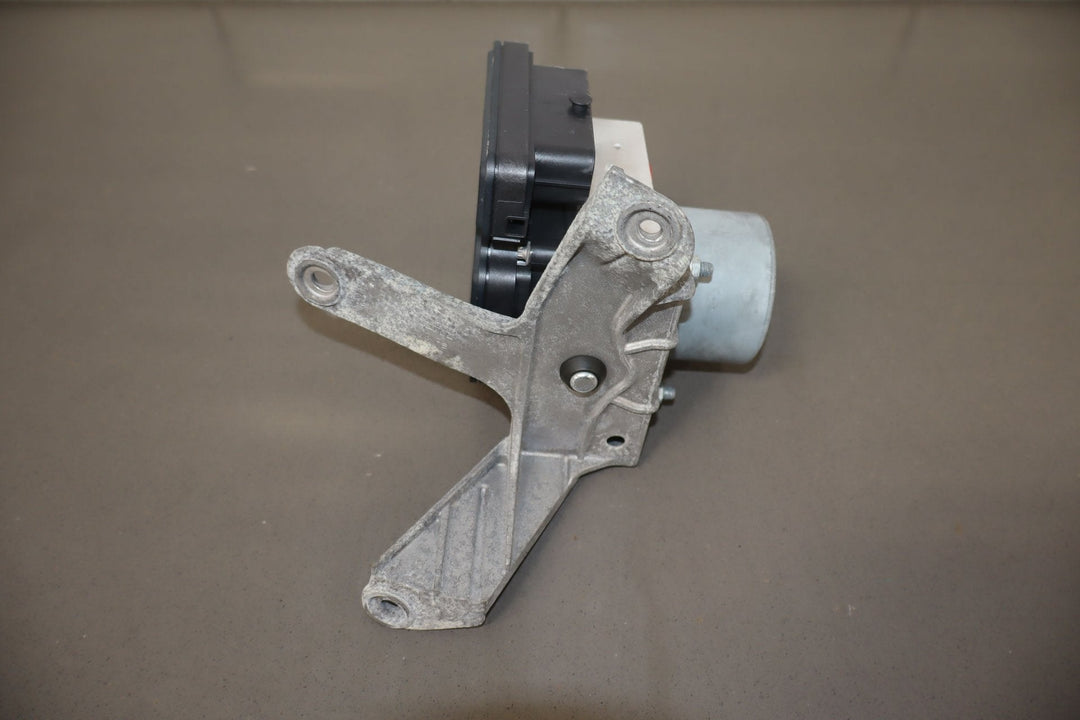 2018 Chevy Camaro SS Anti - Lock Brake Pump W/Module (Opt J77) & Bracket