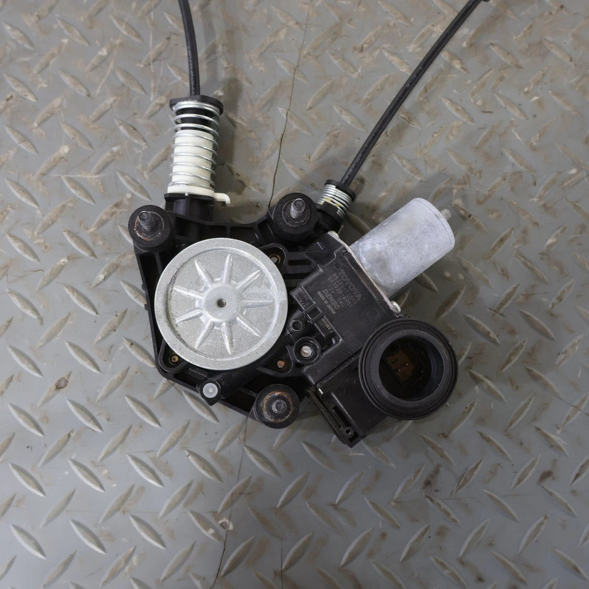2018 Lexus LC500- FRONT DOOR REGULATOR