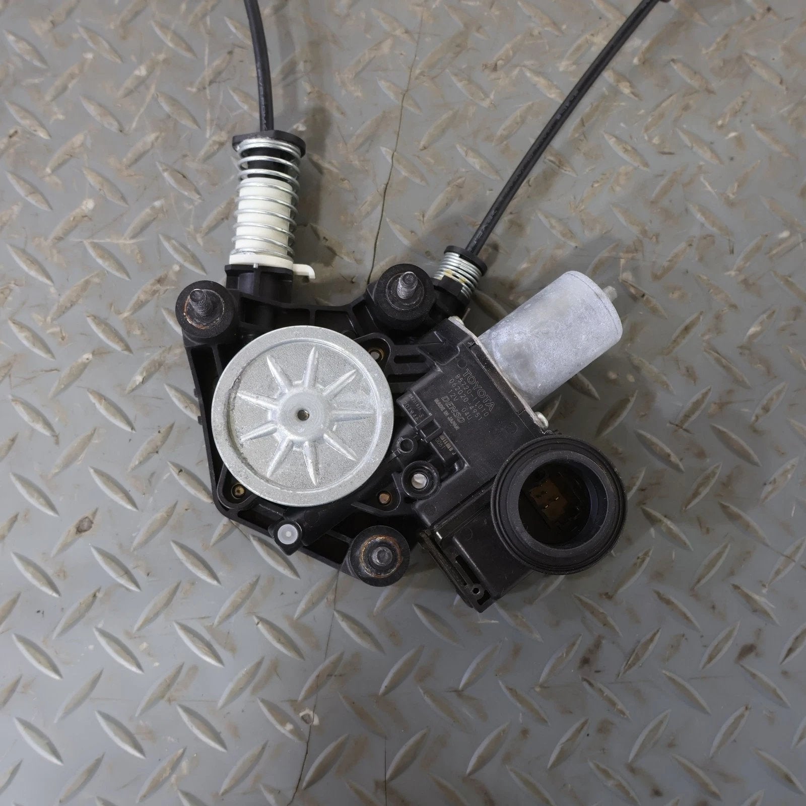 2018 Lexus LC500- FRONT DOOR REGULATOR