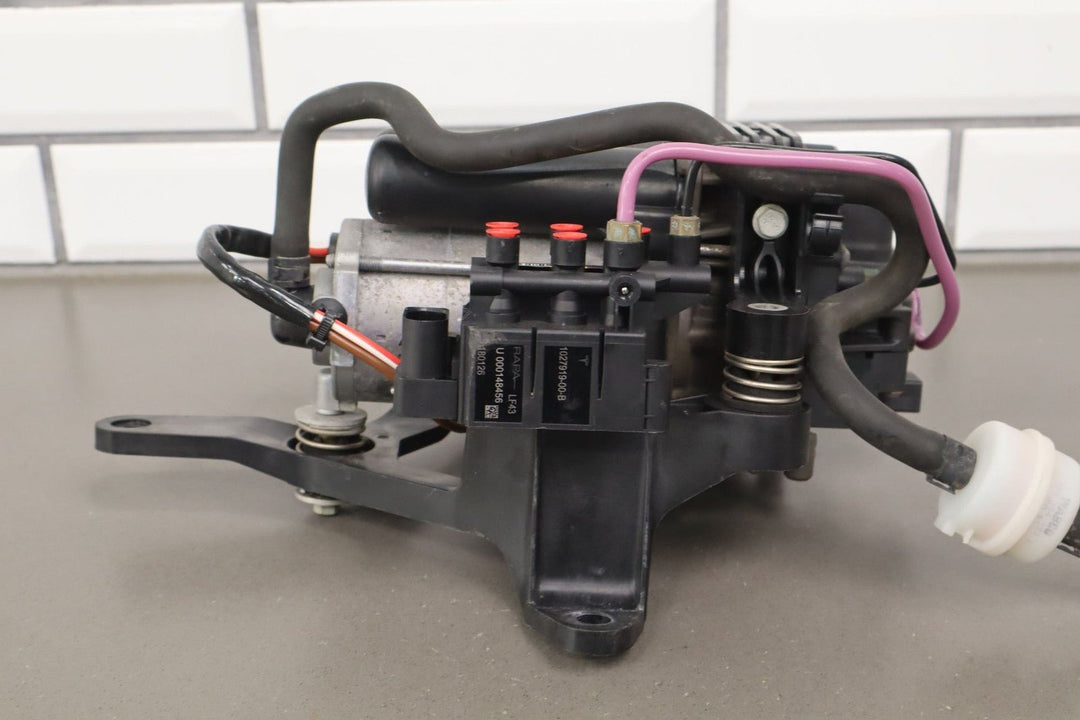 2018 Tesla S Air Ride Compressor W/Mount Bracket