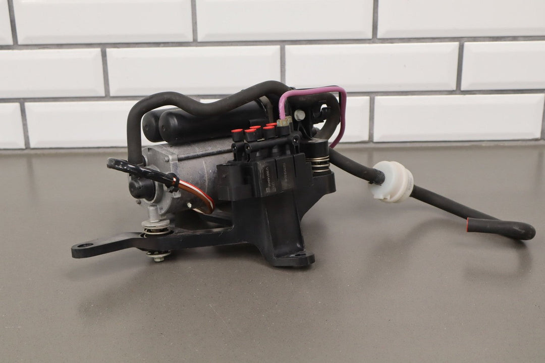 2018 Tesla S Air Ride Compressor W/Mount Bracket