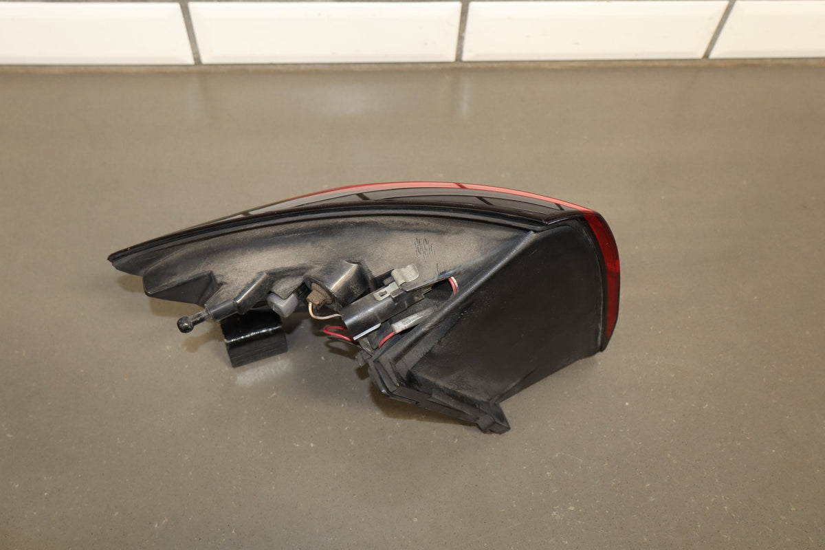 2019 Chrysler Pacifica Passenger Right RH Right Tail Light OEM