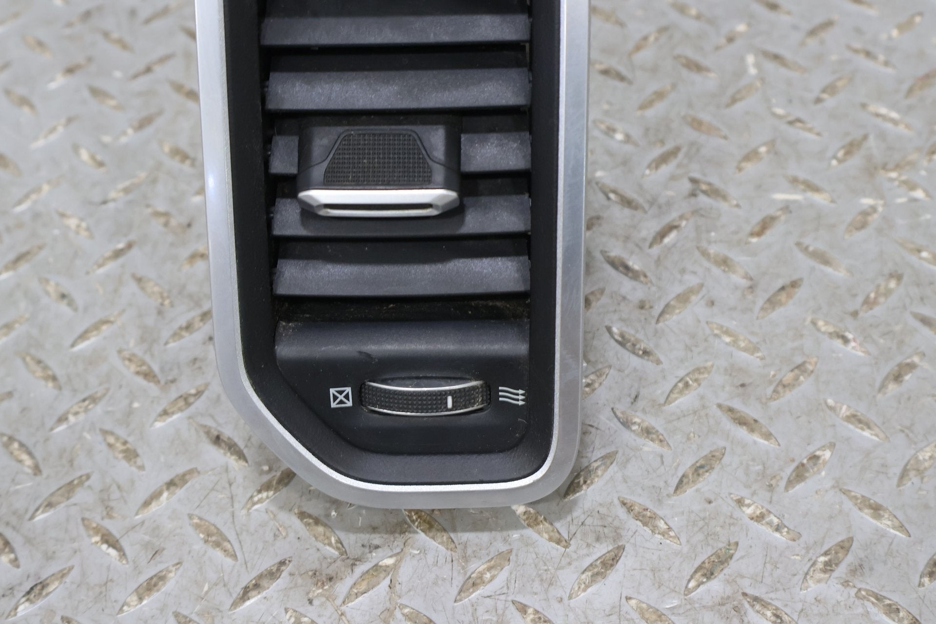 2019 Ram 3500- Dash Vent