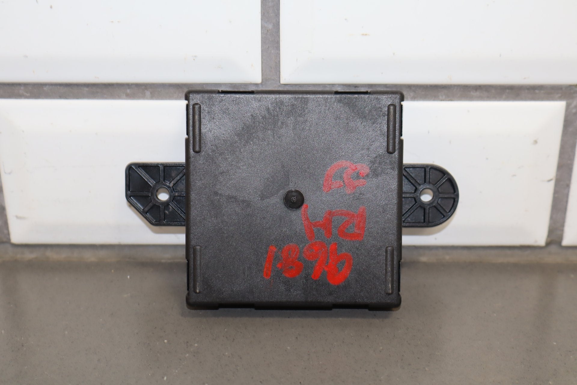 2020-2023 Dodge Challenger Right RH Door Control Module 68569348aa OEM