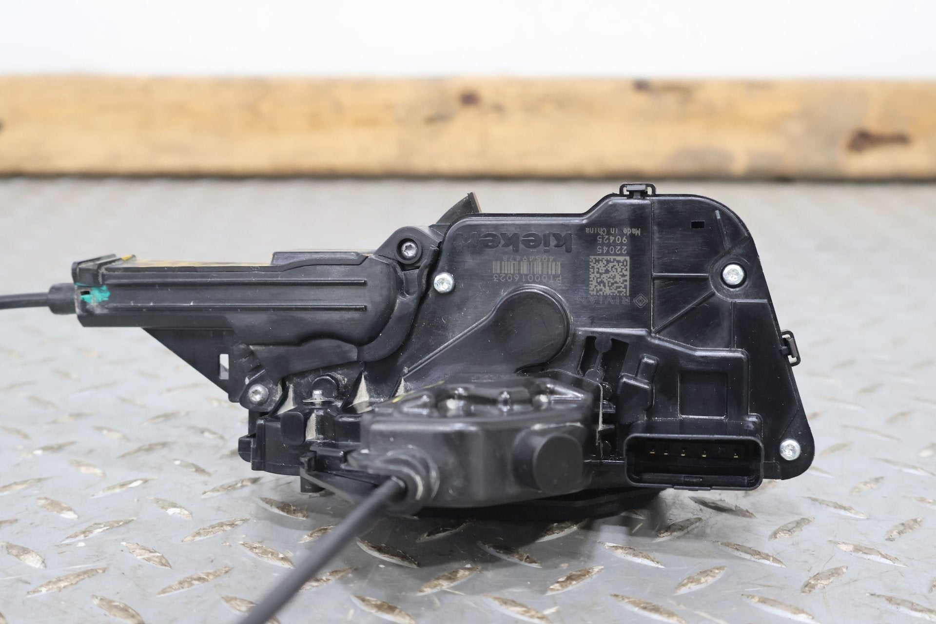 2022 Rivian R1S- Right Front Door Latch