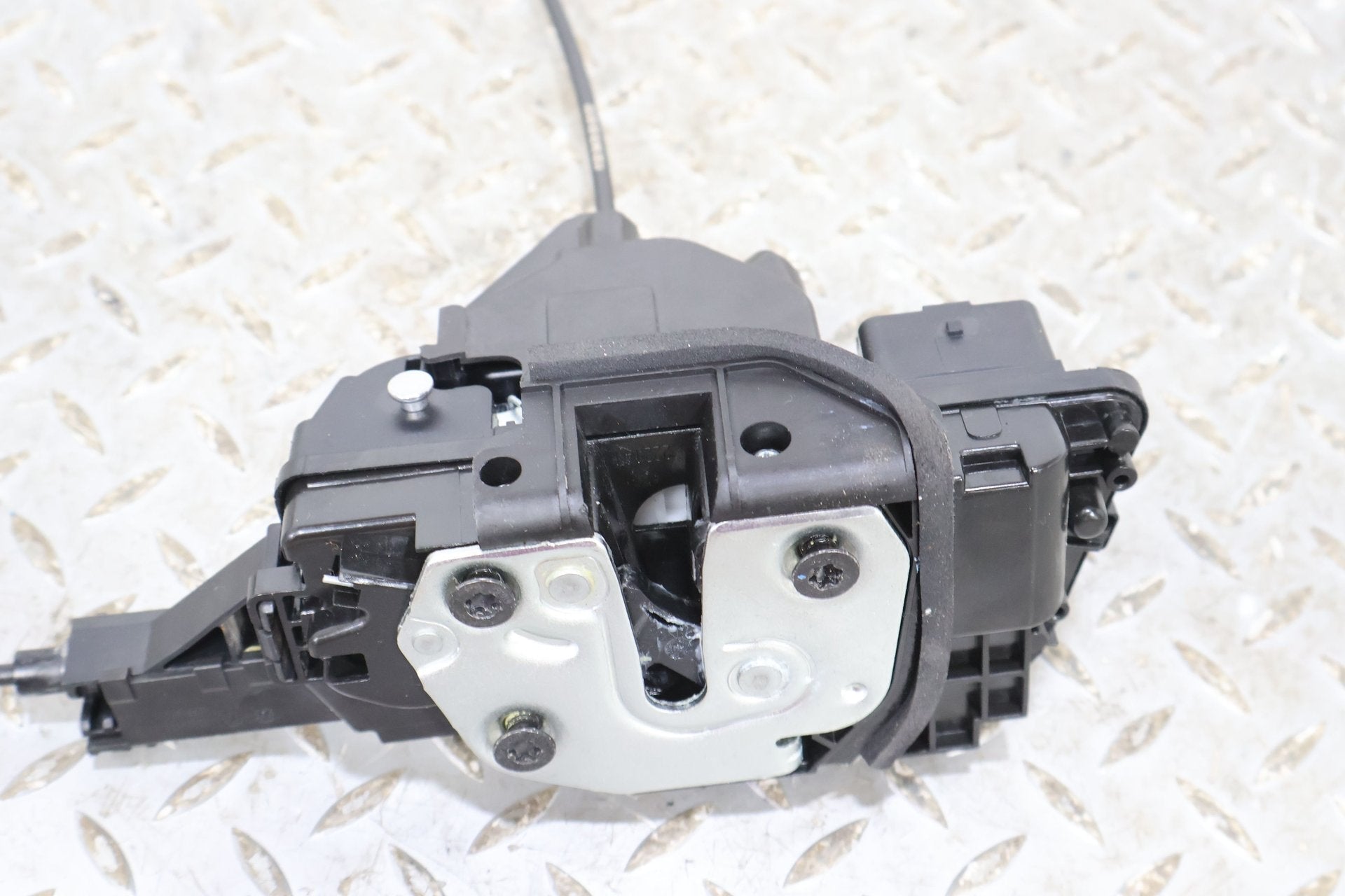 2022 Rivian R1S- Right Front Door Latch