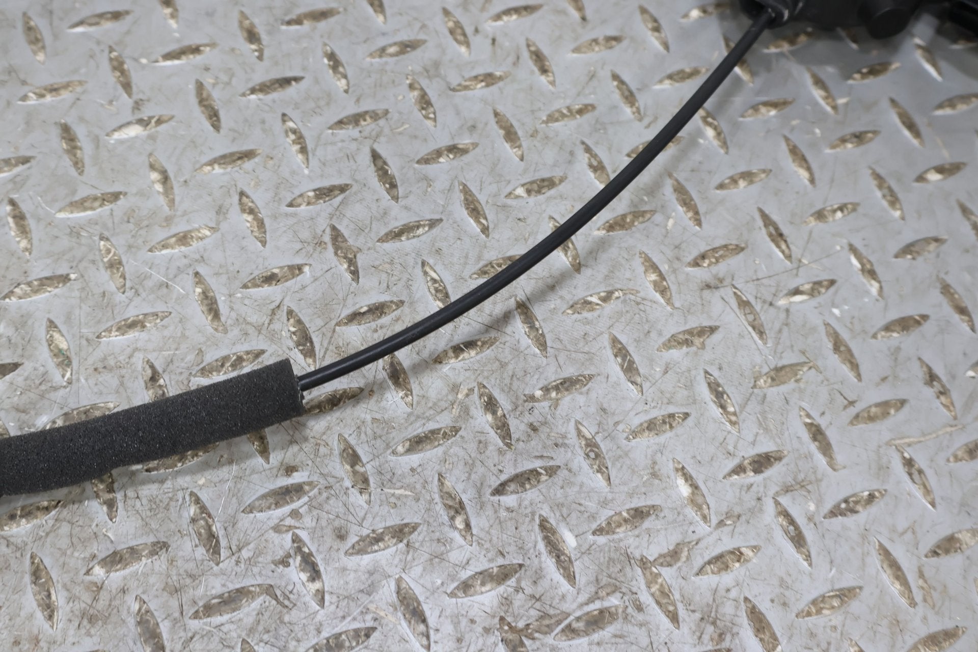 2022 Rivian R1S- Right Front Door Latch