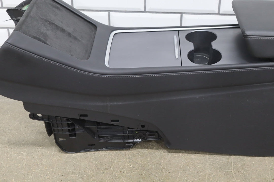 21 - 24 Model Y MY Front Center Console Armrest Cupholder Assy GEN2 1614943 - 70 - C