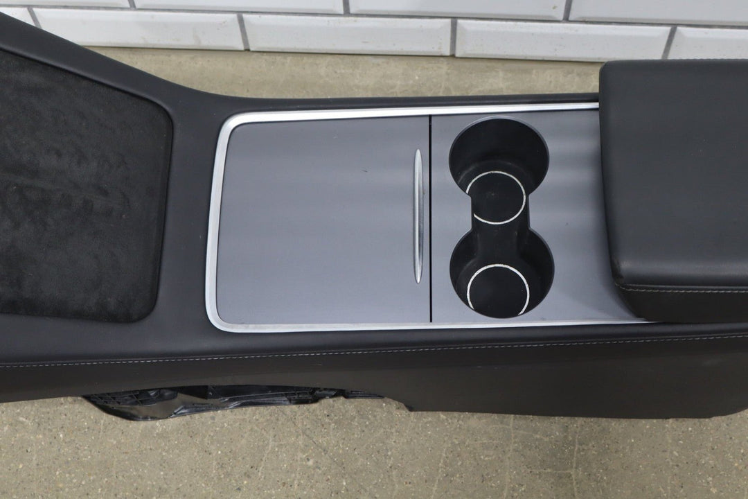 21 - 24 Model Y MY Front Center Console Armrest Cupholder Assy GEN2 1614943 - 70 - C