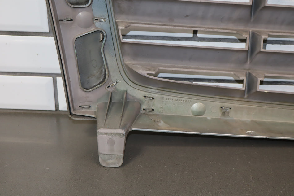 2002-2006 Cadillac Escalade OEM Front Grille Pewter Metallic 11U
