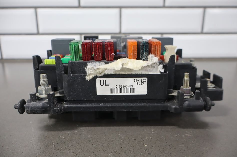 2002 Chevrolet Silverado 2500 LS GMT800 6.0LL Gasoline Engine Fuse Box 15811689