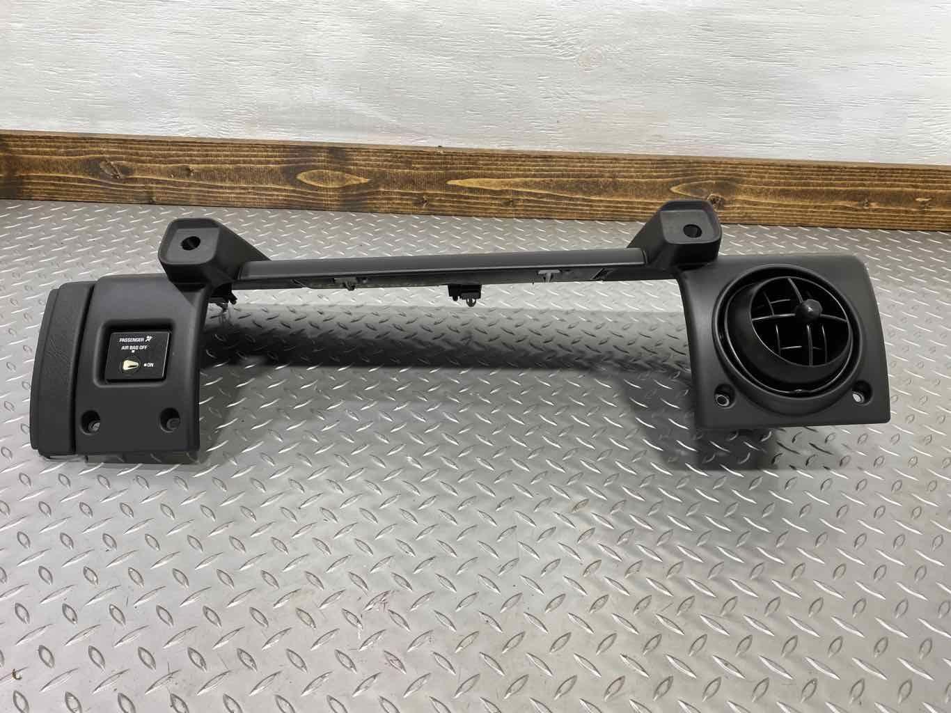 03-07 Hummer H2 Passenger Right RH Dash Mounted AC Vent (Black Bezel) See Notes