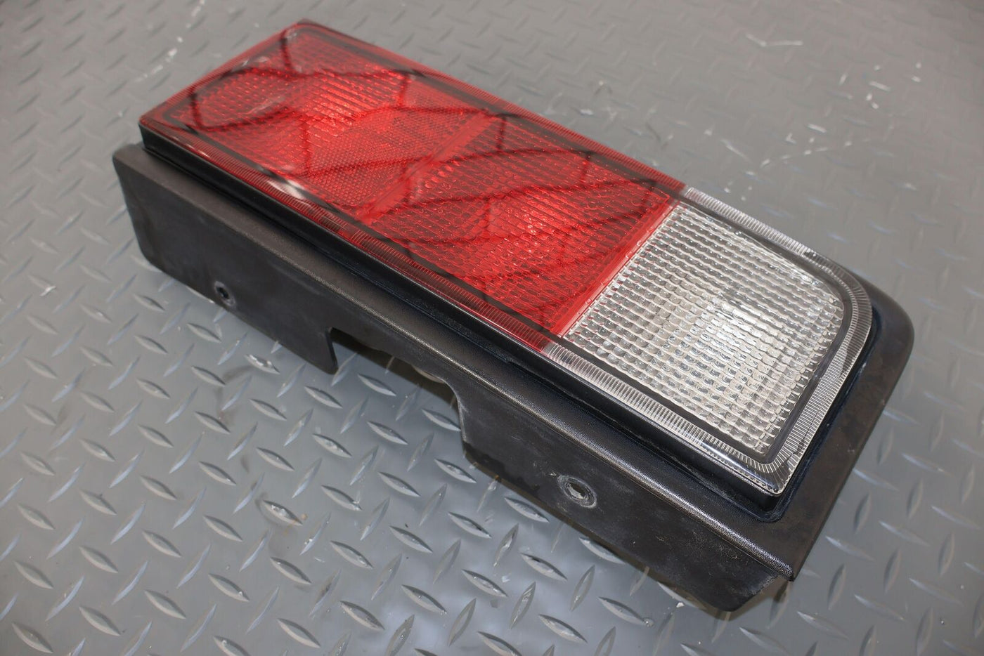 05-09 Hummer H2 Right Passenger Tail Light Lamp OEM (SUV) Tested Quarter Mounted