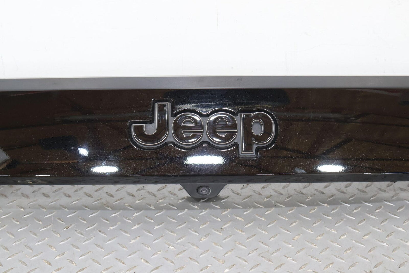 14-21 Jeep grand Cherokee Rear Tail Finish Panel W/ Camera (Black Diamond PXJ)