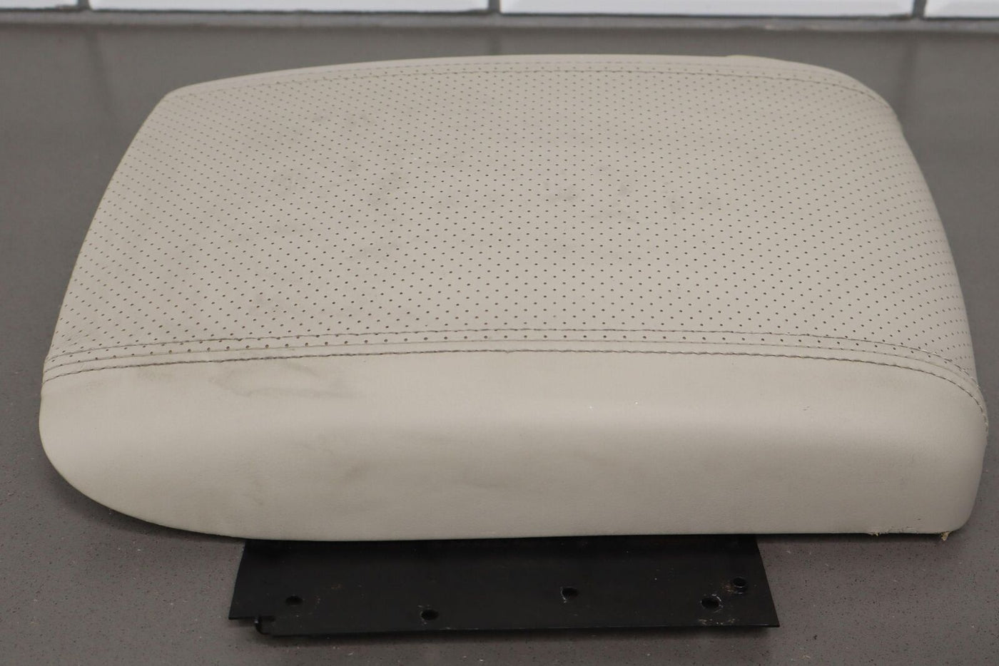 0306 Cadillac Escalade Shale Leather Center Console Lid Arm Rest OEM