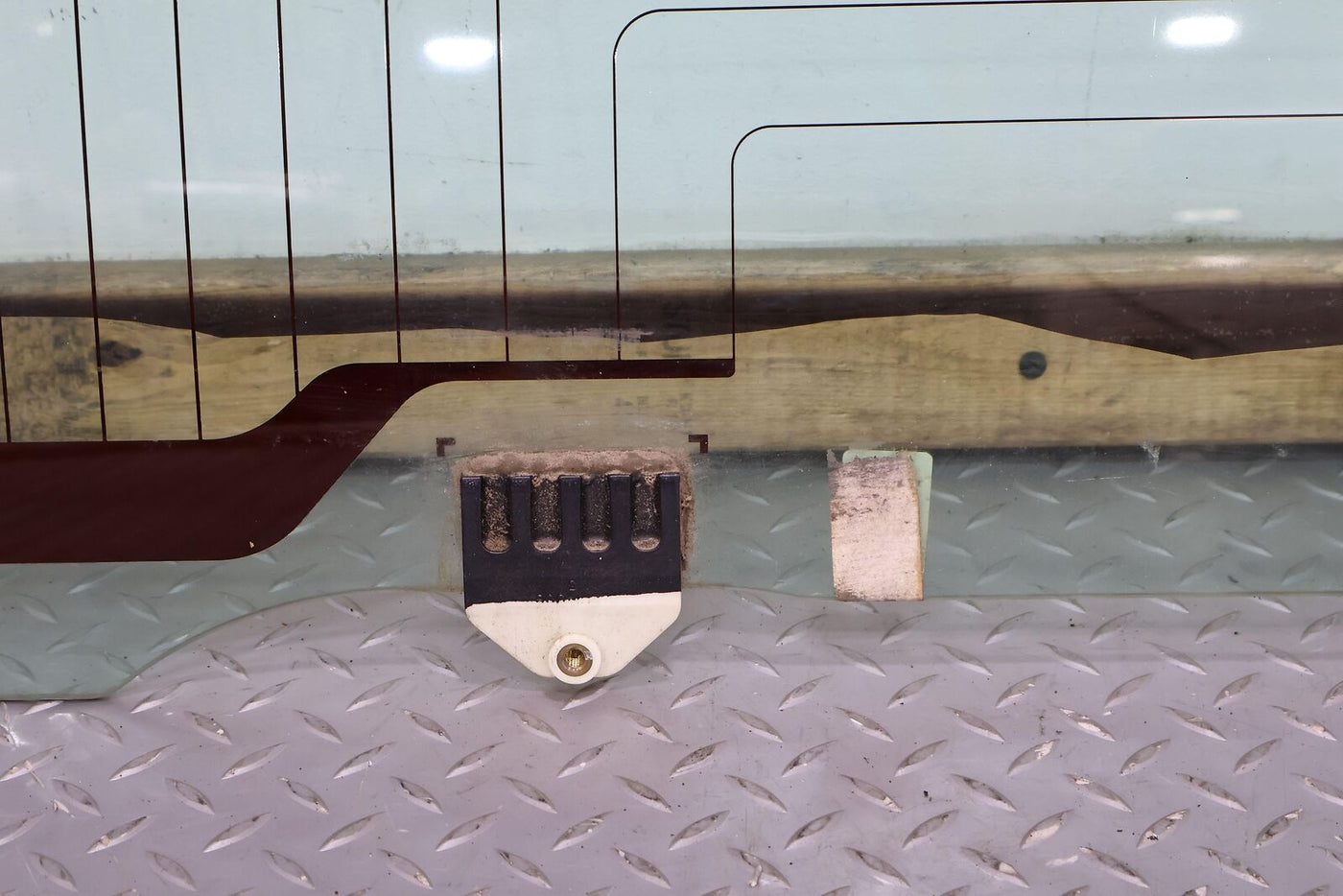 05-09 Hummer H2 SUT Pickup Heated Center Midgate Back Window Glass (Broken Tab)