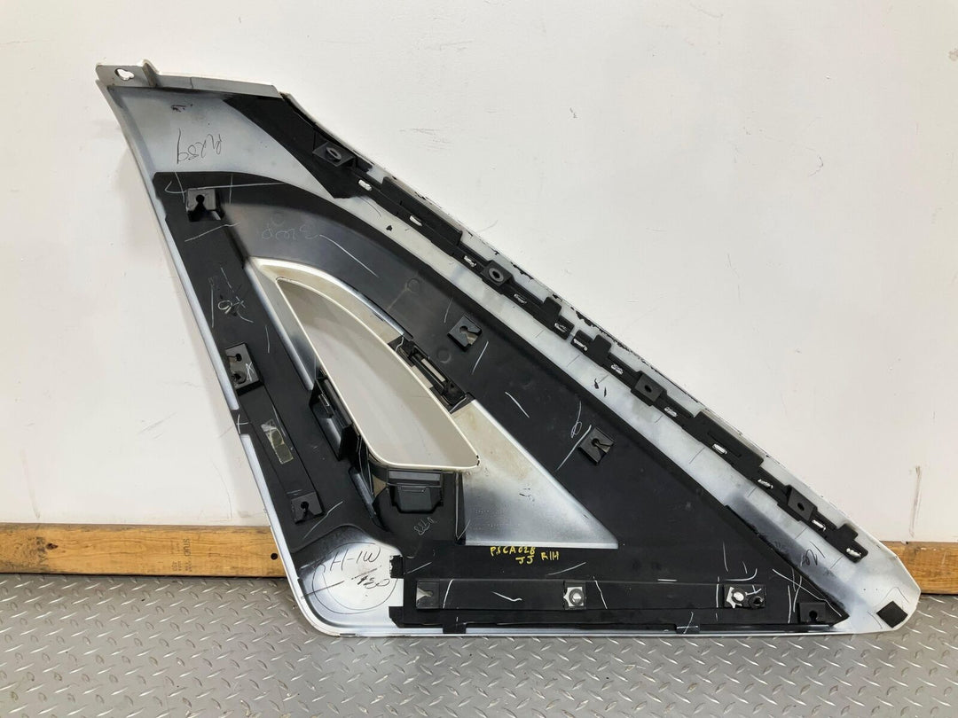 03-06 Escalade EXT Pickup Left Upper Outer Cladding Moulding (White Diamond 98u)