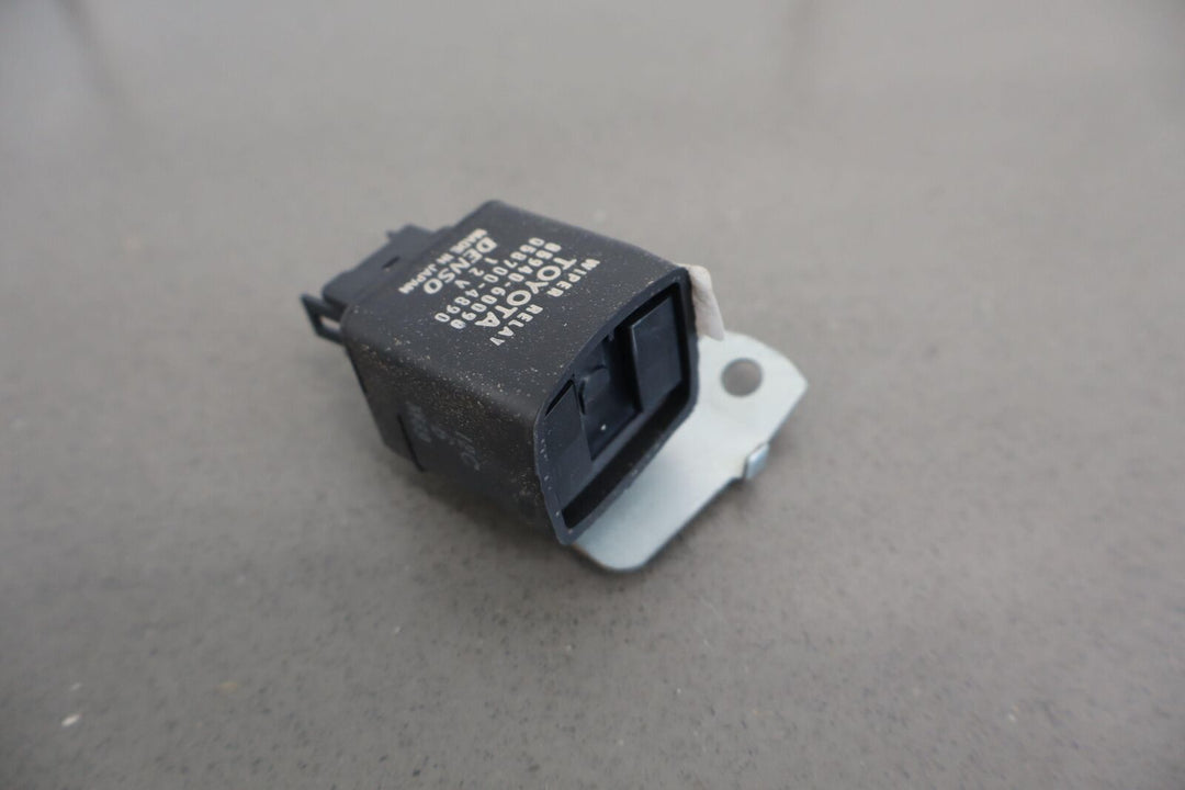 98-02 Lexus LX470 / Land Cruiser V8 Wiper Relay Module OEM 85940-60090