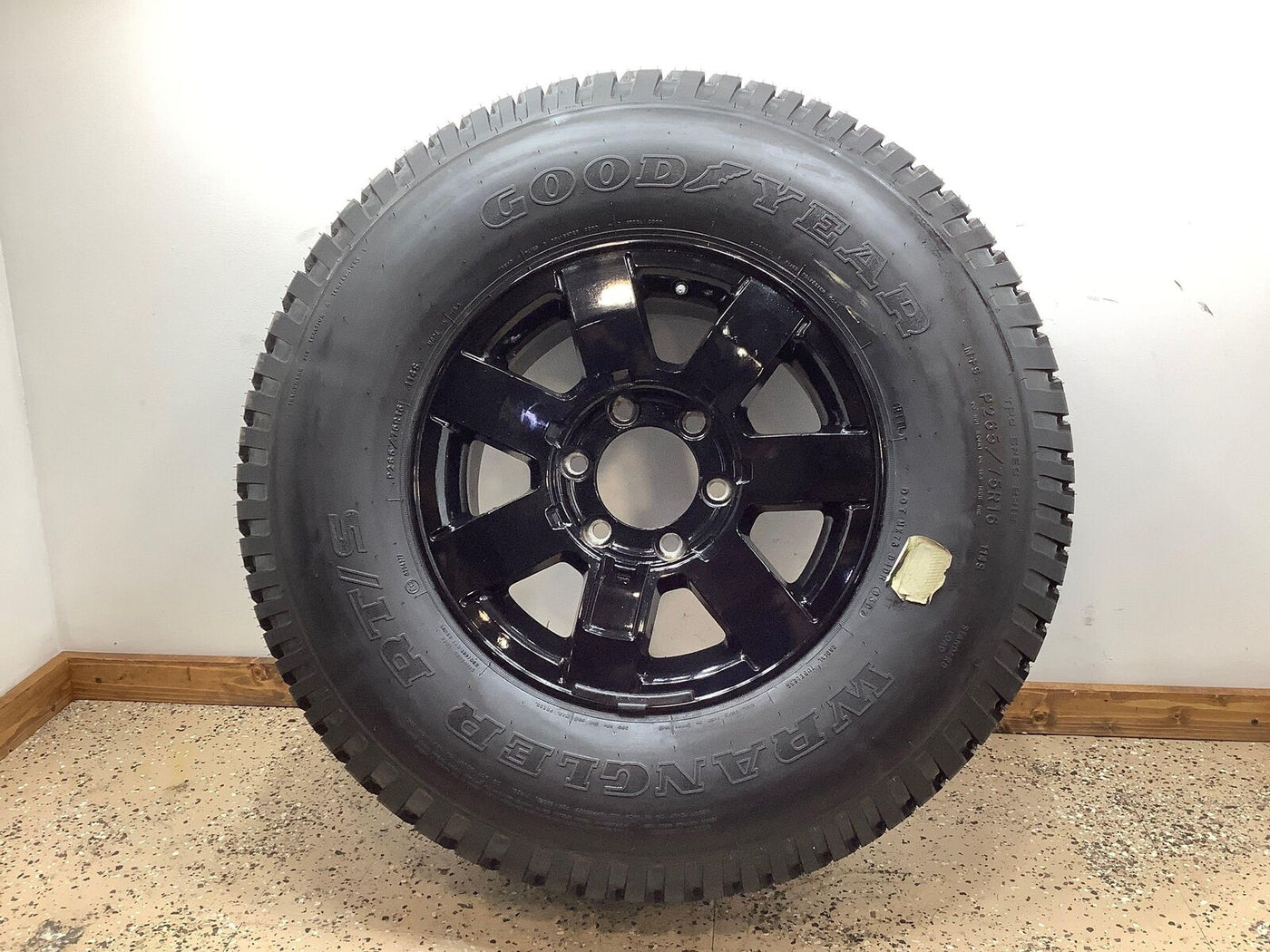 06-10 Hummer H3 Full-Size 16 Inch Aluminum Spare With Wrangler RTS Tire