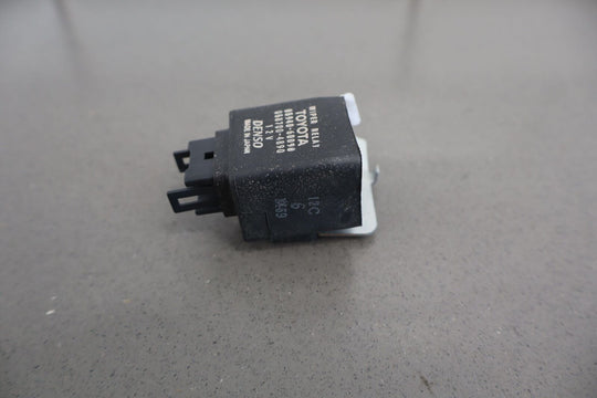 98-02 Lexus LX470 / Land Cruiser V8 Wiper Relay Module OEM 85940-60090