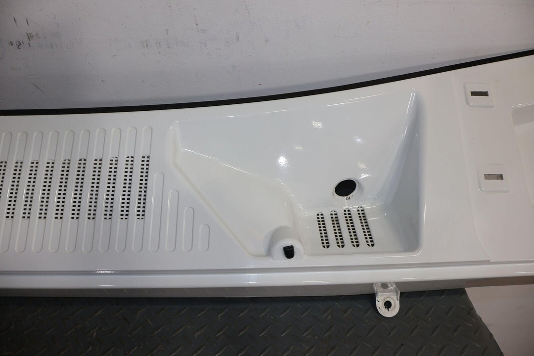 03-09 Hummer H2 Front Center Cowl Vent Panel (White 50U) See Notes