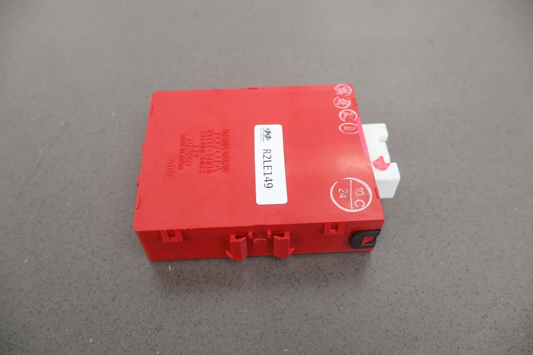 2002-2005 Lexus SC430 Multiplex Network Gateway Control Module (98111-24010)